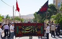 طنین «هیهات من الذله» در مهاباد در آیین سنتی علم‌بندی ماه محرم
